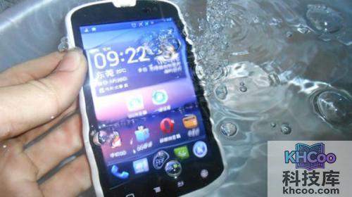 【手机进水了怎么办】在通电的情况下掉进清水