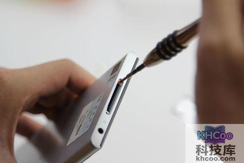 【小米3后盖怎么打开】步骤2