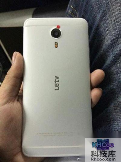 网友“唐山雨晨”在微博上贴出疑似乐视手机