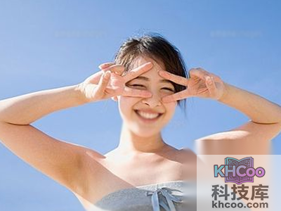 用手或头发修饰面庞