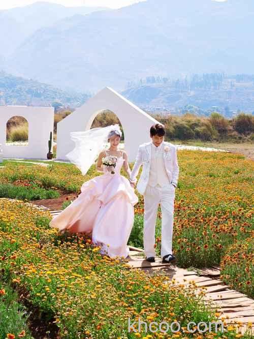 如何拍好花海的婚纱照